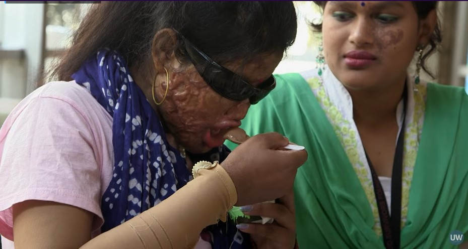 外出先でアイスを食べるシュミさん