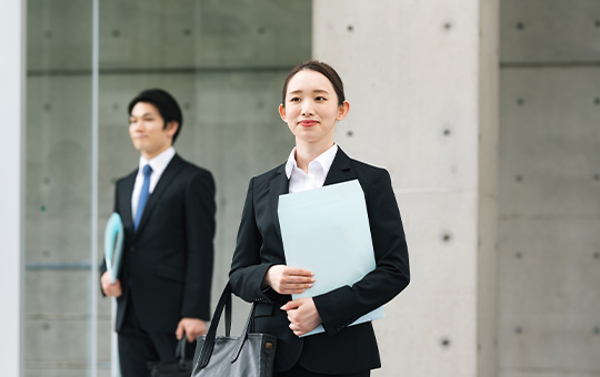 スーツ姿の学生