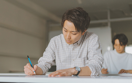 試験を受ける女性